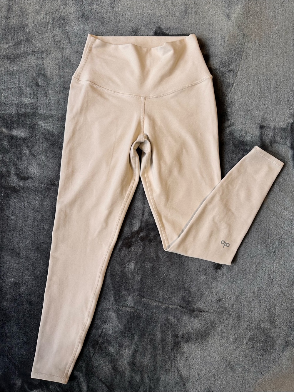 ALO Yoga High-Rise Leggings in Light Beige
